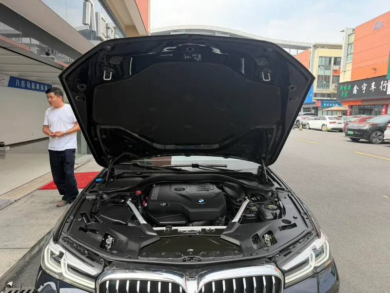 BMW 5 Series 2021 530Li Премиум-класса M Спортивный костюм интерьер фото 15