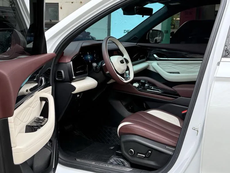 Geely Monjaro 2024 2.0TD Versión en la nube de tracción en dos ruedas automática de alta potencia exterior foto 4 Geely Monjaro 2024 2.0TD Versión en la nube de tracción en dos ruedas automática de alta potencia exterior foto 4