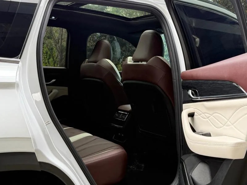 Geely Monjaro 2024 2.0TD Versión en la nube de tracción en dos ruedas automática de alta potencia exterior foto 8 Geely Monjaro 2024 2.0TD Versión en la nube de tracción en dos ruedas automática de alta potencia exterior foto 8
