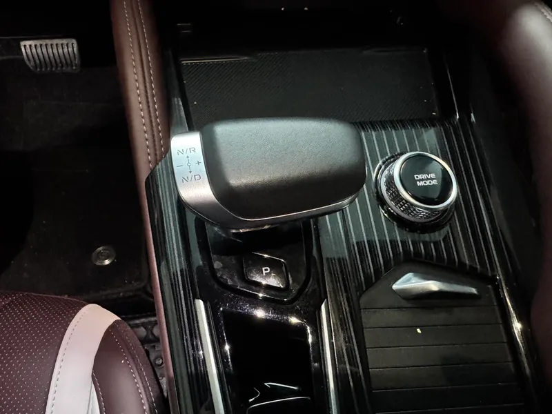 Geely Monjaro 2024 2.0TD Versión en la nube de tracción en dos ruedas automática de alta potencia interior foto 13 Geely Monjaro 2024 2.0TD Versión en la nube de tracción en dos ruedas automática de alta potencia interior foto 13