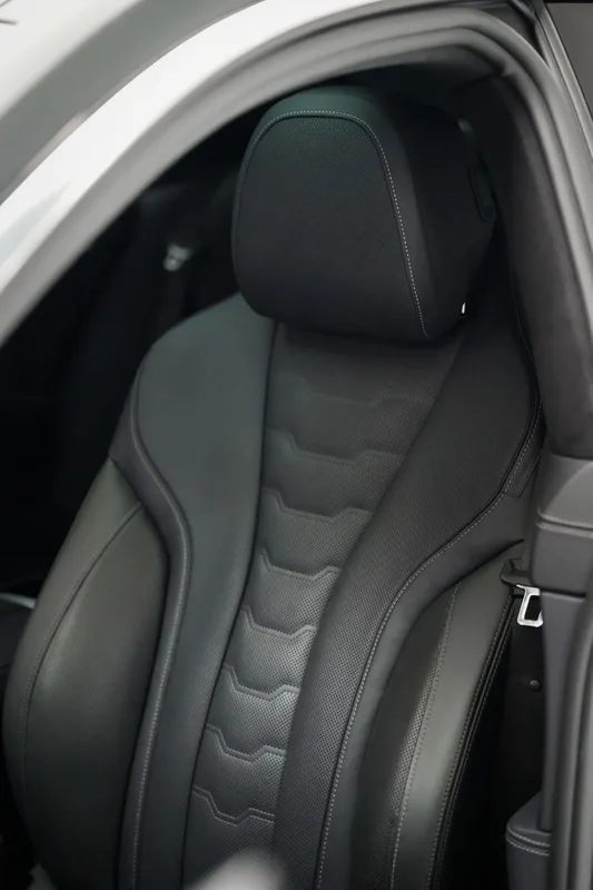 BMW 8 Series 2022 840i Coupé à quatre portes M Ensemble de sport intérieur photo 9