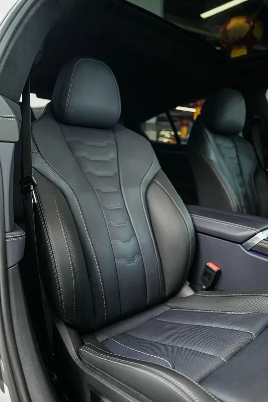 BMW 8 Series 2022 840i Coupé à quatre portes M Ensemble de sport intérieur photo 10