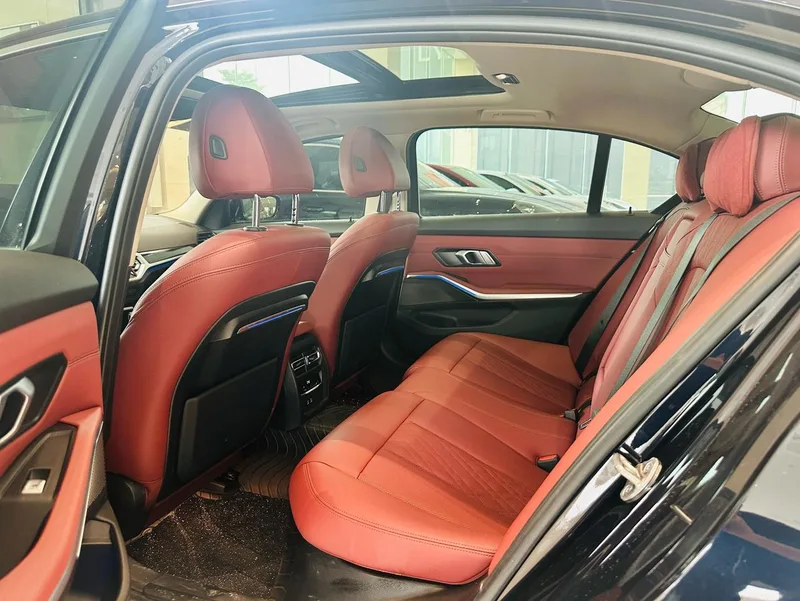 BMW 3 Series 2022 325Li M Conjunto deportivo interior foto 6