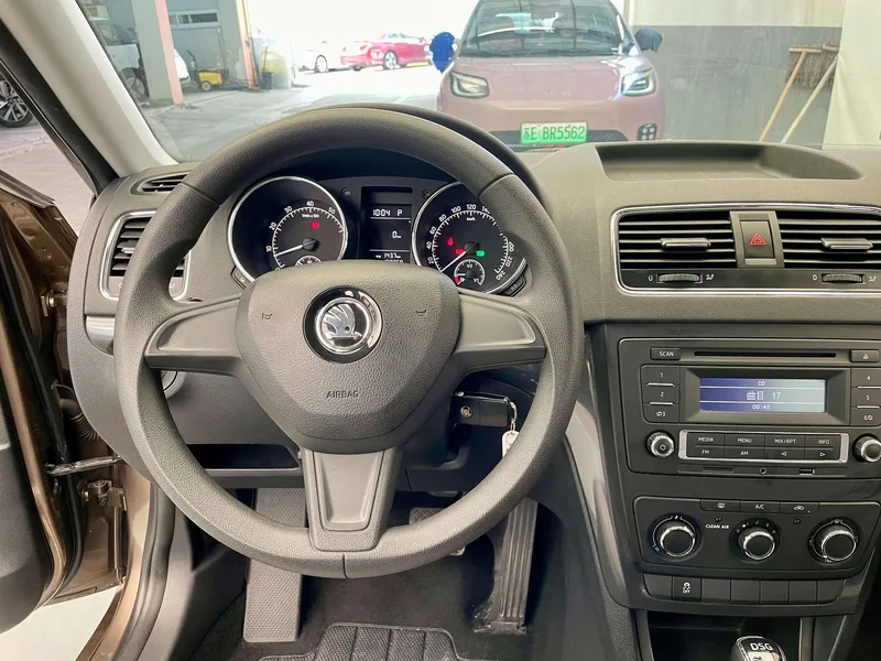 Skoda Yeti 2014 1.4TSI DSG Versión colorida interior foto 12 Skoda Yeti 2014 1.4TSI DSG Versión colorida interior foto 12