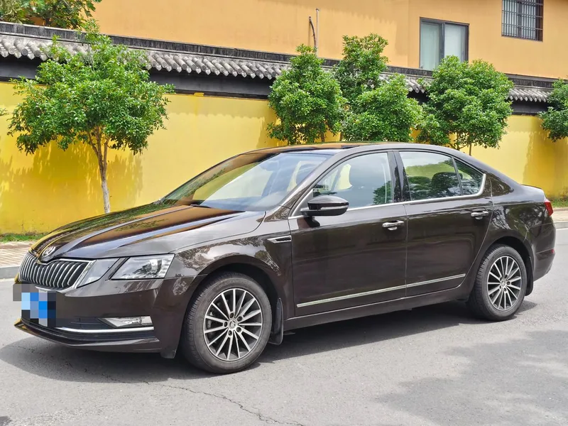 Skoda Octavia 2018 1.6L Automatic Luxury Edition exterior photo 1 Skoda Octavia 2018 1.6L Automatic Luxury Edition exterior photo 1