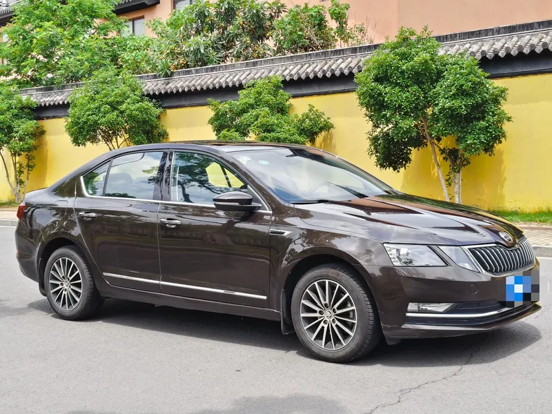 Skoda Octavia 2018 1.6L Automatic Luxury Edition exterior photo 3 Skoda Octavia 2018 1.6L Automatic Luxury Edition exterior photo 3