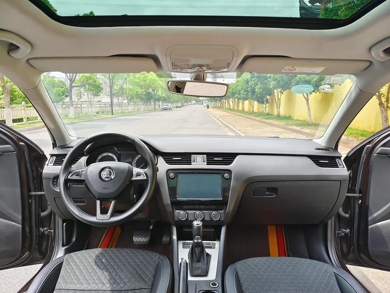 Skoda Octavia 2018 1.6L Automatic Luxury Edition interior photo 6 Skoda Octavia 2018 1.6L Automatic Luxury Edition interior photo 6