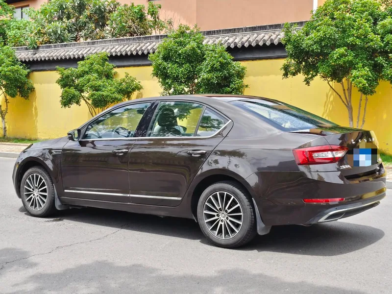 Skoda Octavia 2018 1.6L Automatic Luxury Edition interior photo 7 Skoda Octavia 2018 1.6L Automatic Luxury Edition interior photo 7