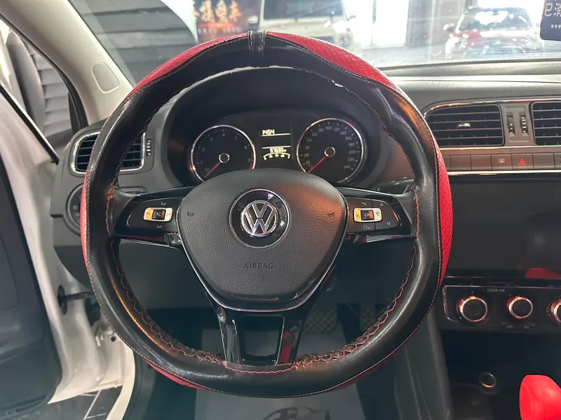 Volkswagen Polo 2016 1.6L Automatic Comfort Type interior photo 12 Volkswagen Polo 2016 1.6L Automatic Comfort Type interior photo 12
