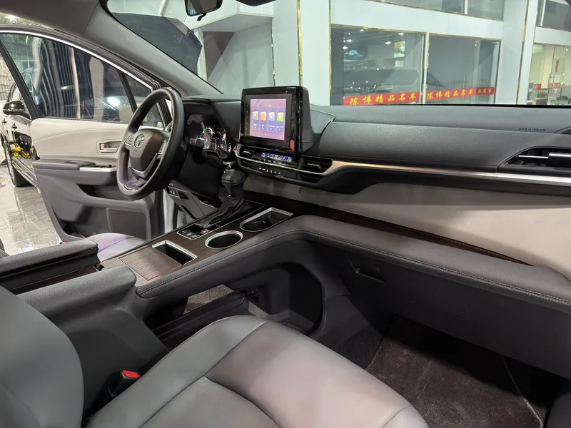 Toyota Sienna 2024 Dual Power 2.5L Comfort Edition interior photo 13 Toyota Sienna 2024 Dual Power 2.5L Comfort Edition interior photo 13