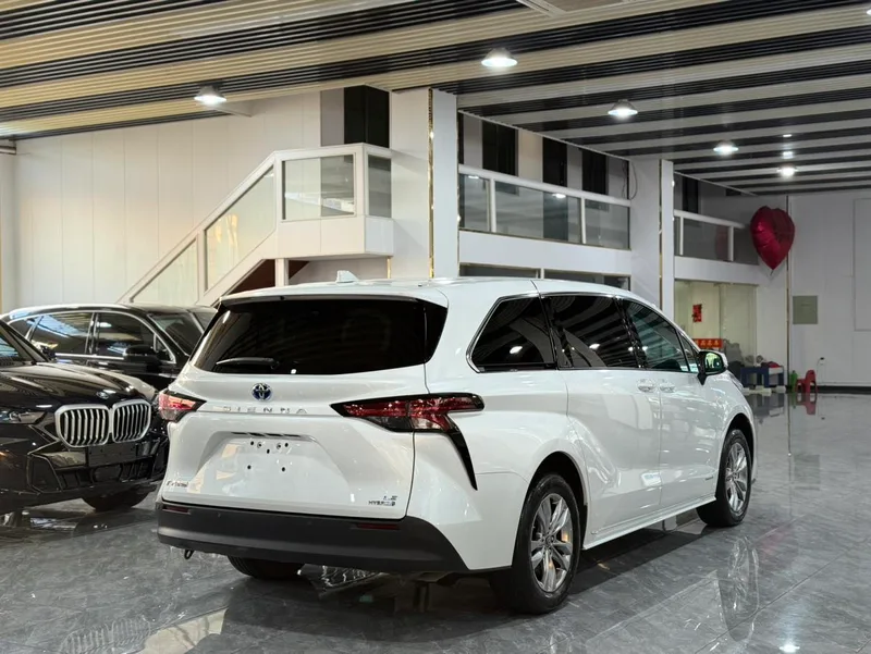 Toyota Sienna 2024 Dual Power 2.5L Comfort Edition interior photo 14 Toyota Sienna 2024 Dual Power 2.5L Comfort Edition interior photo 14