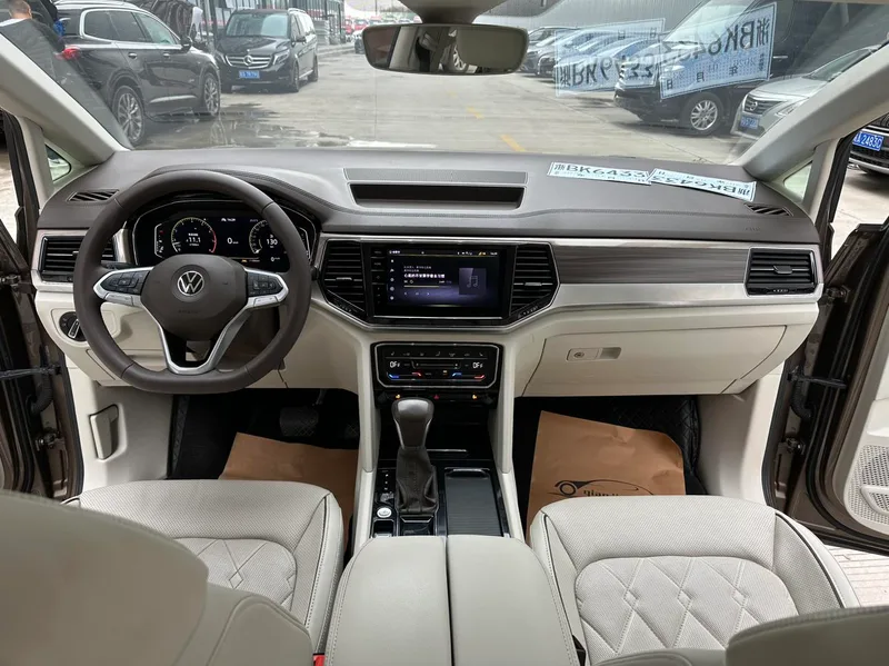Volkswagen Viloran 2020 380TSI Versión de lujo interior foto 12 Volkswagen Viloran 2020 380TSI Versión de lujo interior foto 12