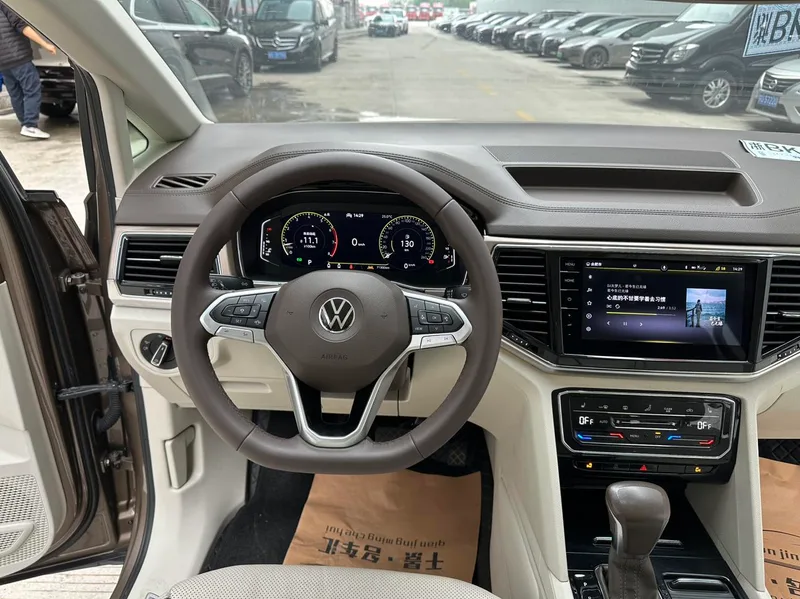 Volkswagen Viloran 2020 380TSI Versión de lujo interior foto 13 Volkswagen Viloran 2020 380TSI Versión de lujo interior foto 13