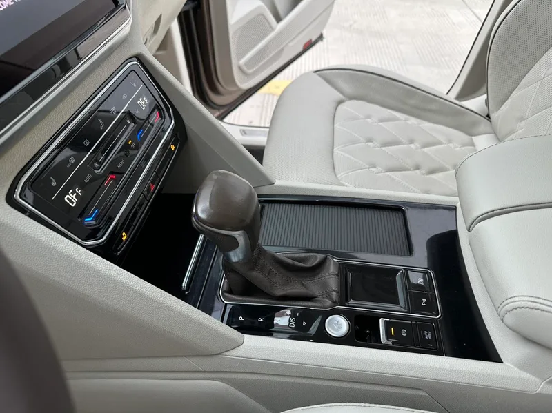 Volkswagen Viloran 2020 380TSI Versión de lujo interior foto 15 Volkswagen Viloran 2020 380TSI Versión de lujo interior foto 15