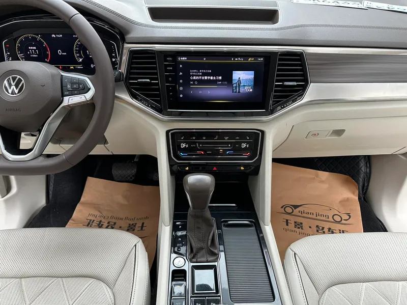 Volkswagen Viloran 2020 380TSI Versión de lujo interior foto 16 Volkswagen Viloran 2020 380TSI Versión de lujo interior foto 16