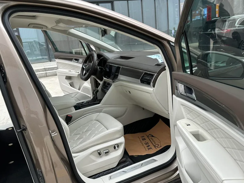 Volkswagen Viloran 2020 380TSI Versión de lujo interior foto 17 Volkswagen Viloran 2020 380TSI Versión de lujo interior foto 17