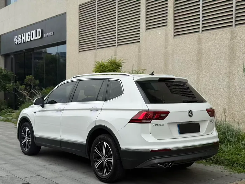 Volkswagen Tiguan L 2020 330TSI Automatic two-wheel drive panoramic comfort version Country VI exterior photo 4 Volkswagen Tiguan L 2020 330TSI Automatic two-wheel drive panoramic comfort version Country VI exterior photo 4
