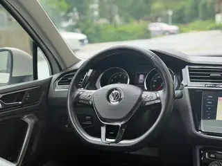 Volkswagen Tiguan L 2020 330TSI Automatic two-wheel drive panoramic comfort version Country VI interior photo 8 Volkswagen Tiguan L 2020 330TSI Automatic two-wheel drive panoramic comfort version Country VI interior photo 8