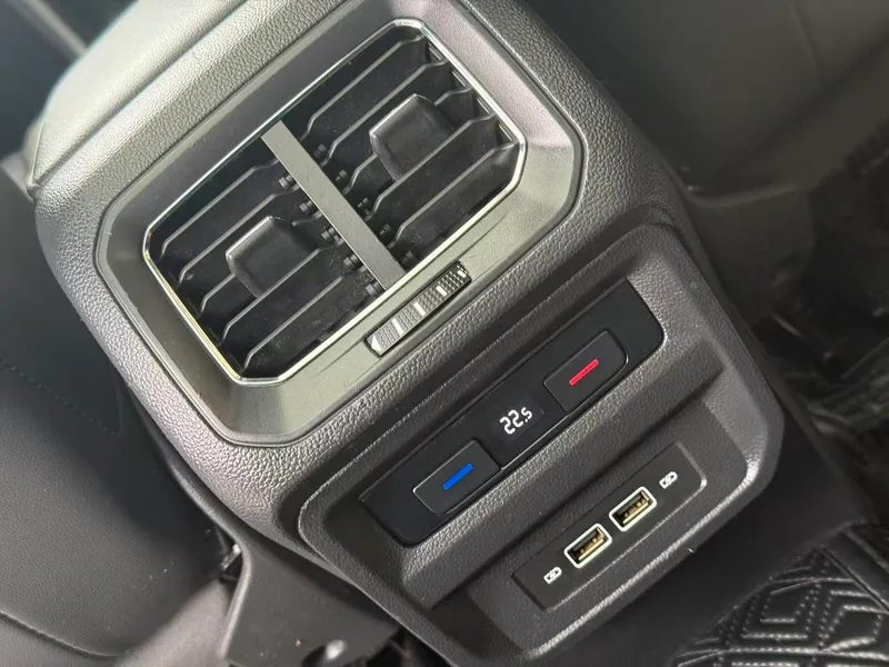 Volkswagen Tiguan L 2020 330TSI Automatic two-wheel drive panoramic comfort version Country VI interior photo 10 Volkswagen Tiguan L 2020 330TSI Automatic two-wheel drive panoramic comfort version Country VI interior photo 10