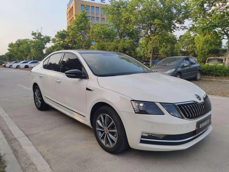 Skoda Octavia 2020 TSI230 DSG Zhixing Deluxe Edition exterior photo 3 Skoda Octavia 2020 TSI230 DSG Zhixing Deluxe Edition exterior photo 3