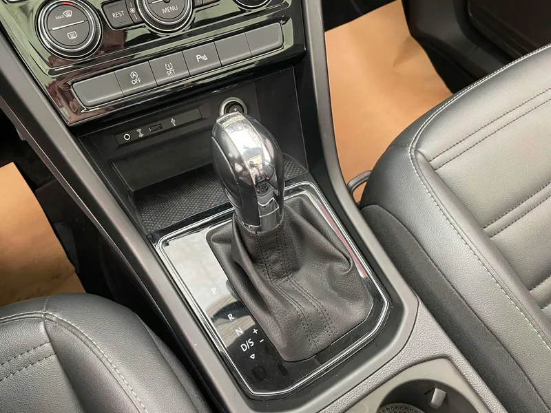 Volkswagen Touan L 2018 280TSI Automatic Comfort Version 7 seat China V interior photo 11 Volkswagen Touan L 2018 280TSI Automatic Comfort Version 7 seat China V interior photo 11