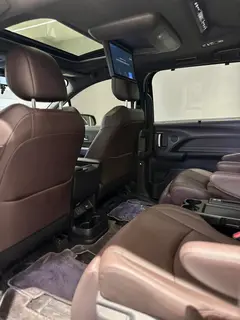Toyota Sienna 2023 Doble motor 2.5L Edición de platino interior foto 9 Toyota Sienna 2023 Doble motor 2.5L Edición de platino interior foto 9
