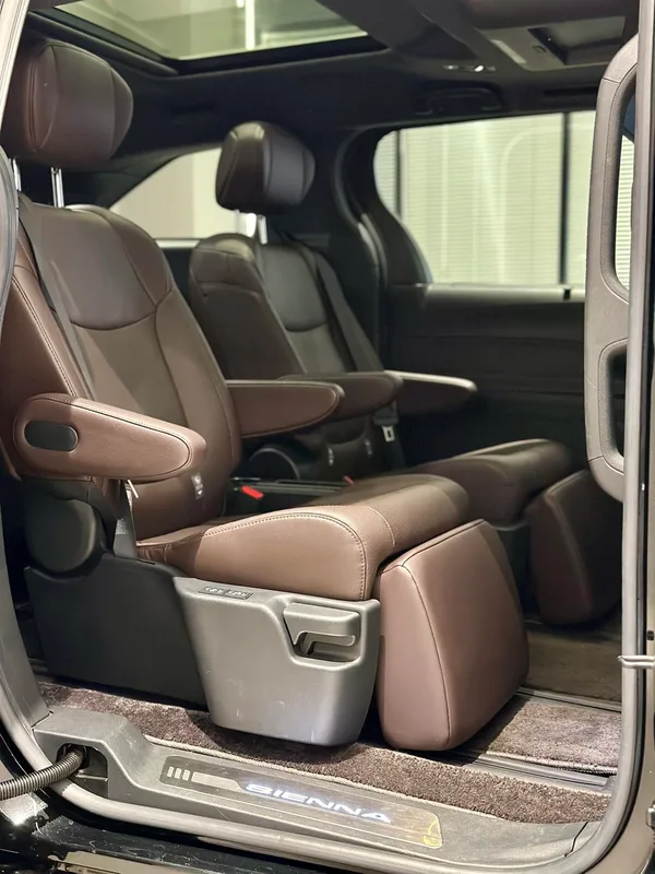 Toyota Sienna 2023 Doble motor 2.5L Edición de platino interior foto 11 Toyota Sienna 2023 Doble motor 2.5L Edición de platino interior foto 11