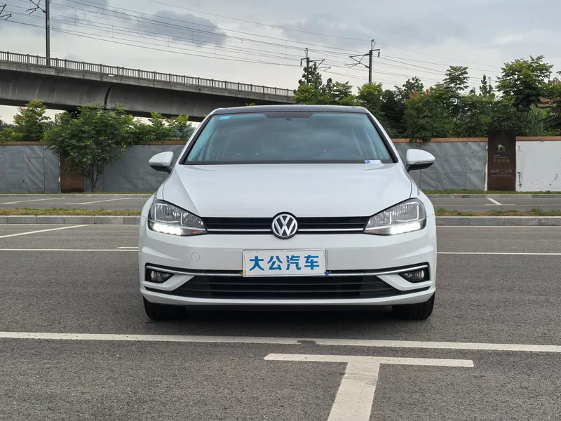 Volkswagen Golf 2018 1.6L Automatic Comfort Type exterior photo 2 Volkswagen Golf 2018 1.6L Automatic Comfort Type exterior photo 2