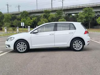 Volkswagen Golf 2018 1.6L Automatic Comfort Type exterior photo 3 Volkswagen Golf 2018 1.6L Automatic Comfort Type exterior photo 3