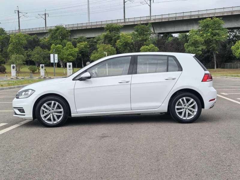 Volkswagen Golf 2018 1.6L Automatic Comfort Type exterior photo 3 Volkswagen Golf 2018 1.6L Automatic Comfort Type exterior photo 3