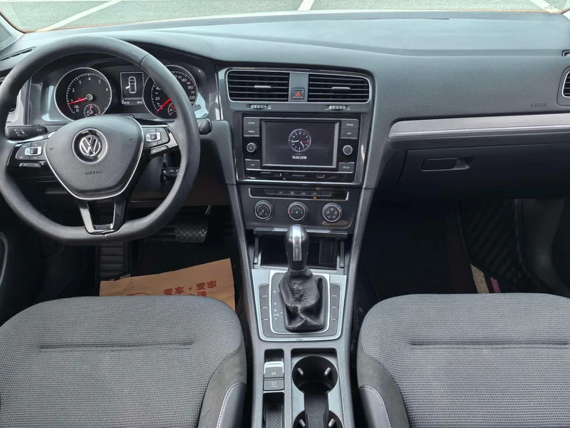 Volkswagen Golf 2018 1.6L Automatic Comfort Type interior photo 9 Volkswagen Golf 2018 1.6L Automatic Comfort Type interior photo 9