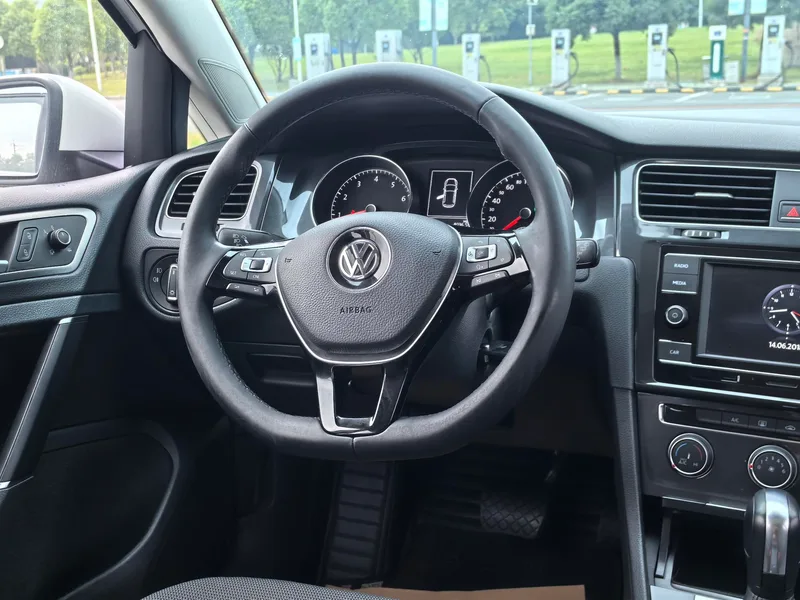 Volkswagen Golf 2018 1.6L Automatic Comfort Type interior photo 10 Volkswagen Golf 2018 1.6L Automatic Comfort Type interior photo 10