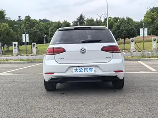 Volkswagen Golf 2018 1.6L Automatic Comfort Type interior photo 11 Volkswagen Golf 2018 1.6L Automatic Comfort Type interior photo 11