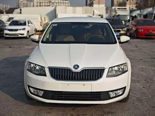 Skoda Octavia 2015 1.6L Manual Escape Edition exterior photo 2 Skoda Octavia 2015 1.6L Manual Escape Edition exterior photo 2