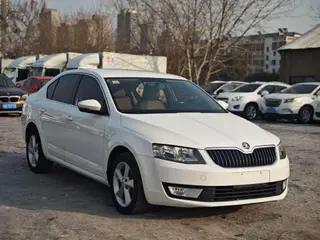 Skoda Octavia 2015 1.6L Manual Escape Edition exterior photo 3 Skoda Octavia 2015 1.6L Manual Escape Edition exterior photo 3