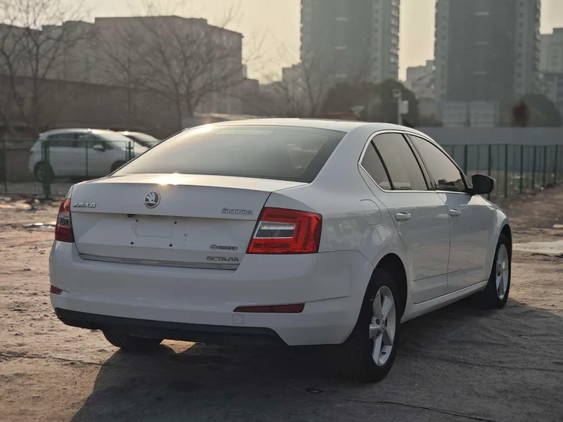 Skoda Octavia 2015 1.6L Manual Escape Edition interior photo 9 Skoda Octavia 2015 1.6L Manual Escape Edition interior photo 9