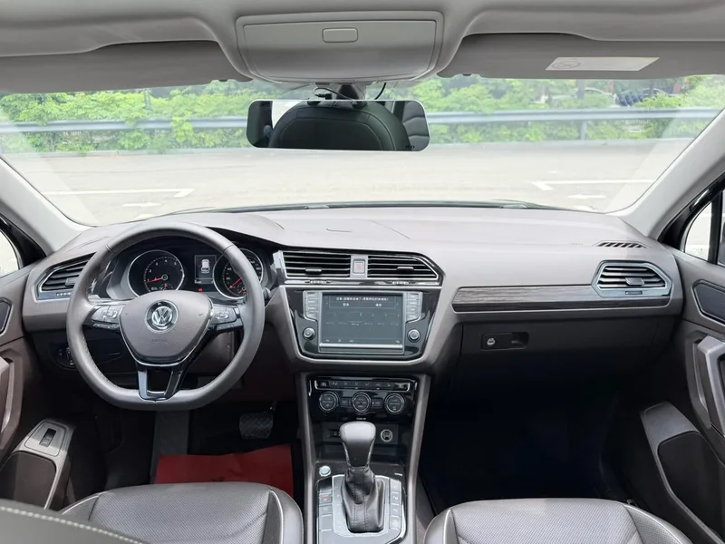 Volkswagen Tiguan L 2018 330TSI Automatic Two-Drive Ultimate interior photo 11