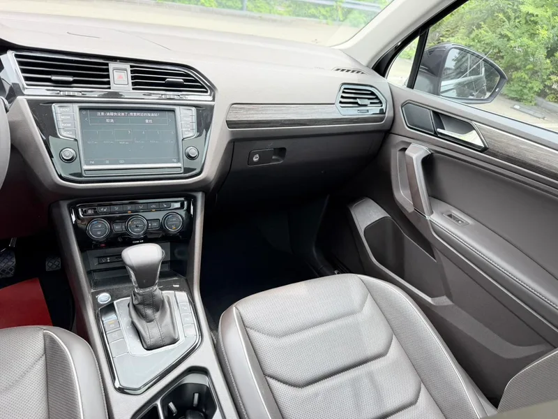 Volkswagen Tiguan L 2018 330TSI Automatic Two-Drive Ultimate interior photo 14