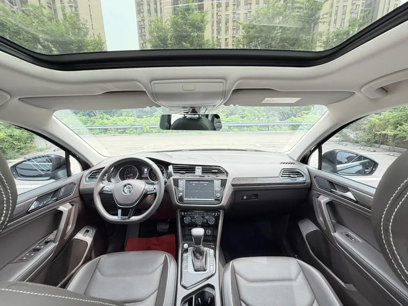 Volkswagen Tiguan L 2018 330TSI Automatic Two-Drive Ultimate interior photo 15