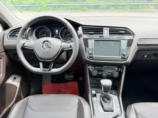 Volkswagen Tiguan L 2018 330TSI Automatic Two-Drive Ultimate interior photo 16