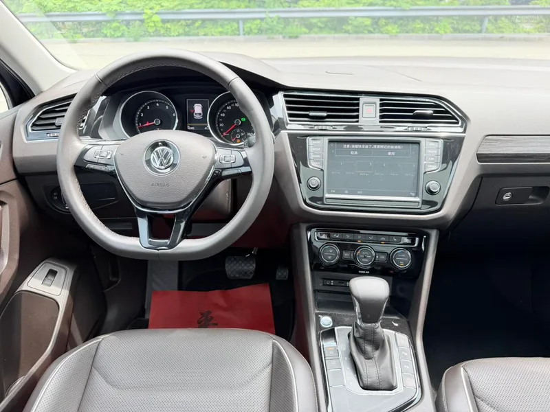 Volkswagen Tiguan L 2018 330TSI Automatic Two-Drive Ultimate interior photo 16