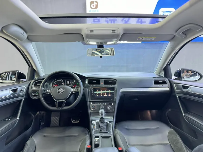 Volkswagen Golf 2020 Beloved Edition 280TSI DSG Comfortable exterior photo 8 Volkswagen Golf 2020 Beloved Edition 280TSI DSG Comfortable exterior photo 8