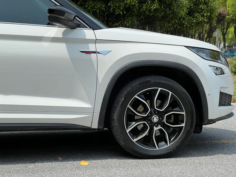 Skoda Kodiaq GT 2021 TSI330 Двухприводная люксовая версия экстерьер фото 6 Skoda Kodiaq GT 2021 TSI330 Двухприводная люксовая версия экстерьер фото 6
