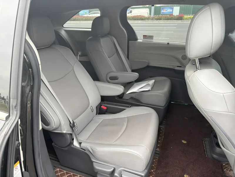 Toyota Sienna 2021 2.5L Hybrid Luxury Edition interior photo 7 Toyota Sienna 2021 2.5L Hybrid Luxury Edition interior photo 7
