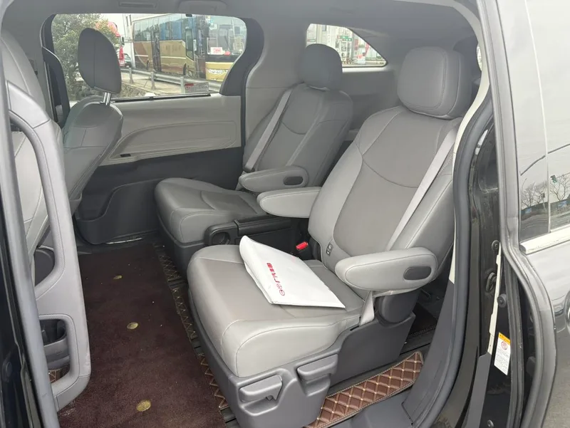 Toyota Sienna 2021 2.5L Hybrid Luxury Edition interior photo 8 Toyota Sienna 2021 2.5L Hybrid Luxury Edition interior photo 8