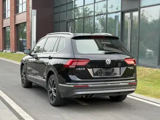Volkswagen Tiguan L 2017 330TSI Automatic Two-Drive Ultimate interior photo 7 Volkswagen Tiguan L 2017 330TSI Automatic Two-Drive Ultimate interior photo 7