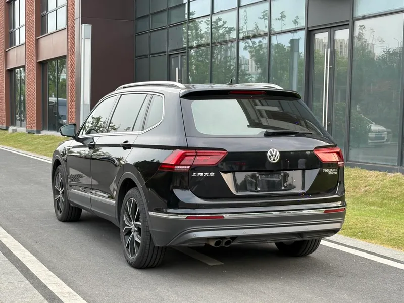 Volkswagen Tiguan L 2017 330TSI Automatic Two-Drive Ultimate interior photo 7 Volkswagen Tiguan L 2017 330TSI Automatic Two-Drive Ultimate interior photo 7
