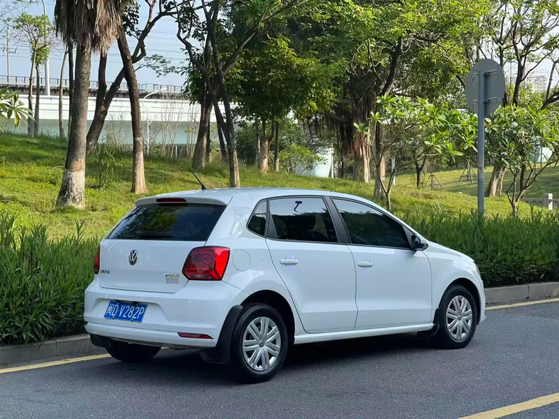 Volkswagen Polo 2016 1.4L Automatic fashion type interior photo 9 Volkswagen Polo 2016 1.4L Automatic fashion type interior photo 9