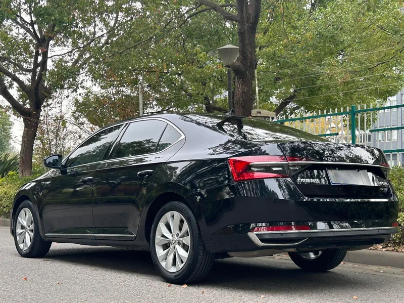 Skoda Superb 2019 Restyling TSI330 DSG Comfort Edition exterior photo 6