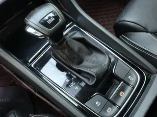 Skoda Kodiaq 2018 Restyling TSI330 7 Seat Two-Drive Luxury Premium Edition interior photo 17 Skoda Kodiaq 2018 Restyling TSI330 7 Seat Two-Drive Luxury Premium Edition interior photo 17